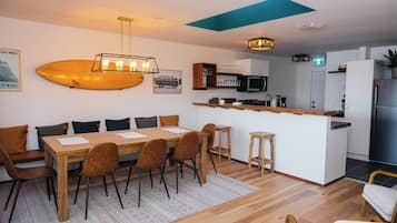 Deluxe-Apartment, Meerblick | Essbereich im Zimmer