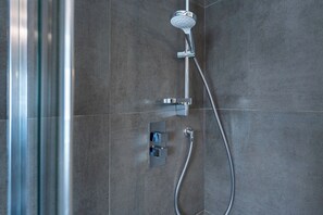 Een douche, een haardroger, een bidet, handdoeken
