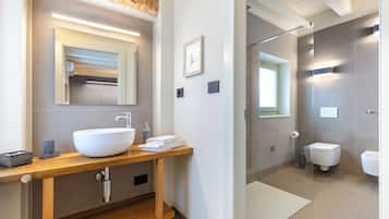 Bruser, hårtørrer, bidet, håndklæder