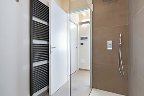 Shower, hair dryer, bidet, towels - Appartamento Cezanne (Dogliani)