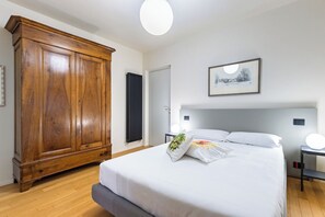3 slaapkamers, een strijkplank/strijkijzer, gratis wifi, beddengoed