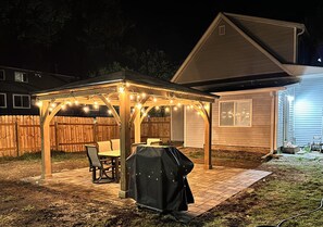 Outdoor dining - Welcome to...the good life, 4 bed 2 bath house located in the heart of Lincoln (Lincoln)