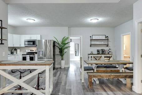 Fridge, microwave, oven, stovetop. Welcome to...the good life, 4 bed 2 bath house located in the heart of Lincoln