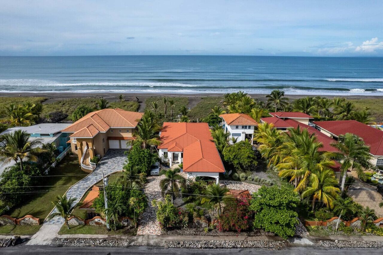 Beachfront House at Playa La Barqueta, Panama