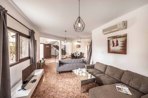 Living area - Villa Pella - Four Bedroom Villa, Sleeps 8 (Peyia)