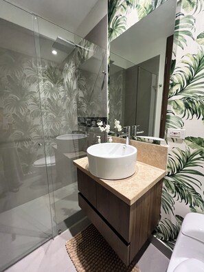 Dusche, Haartrockner, Handtücher, Seife