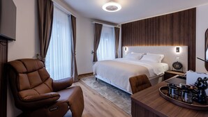 Deluxe Double Room, City View | Free minibar, in-room safe, desk, laptop workspace - Deluxe Appart & Hotel Zürich Kreis 4 (Zürich)