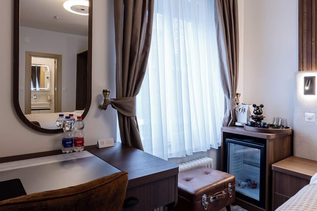 Habitación básica doble, vistas a la ciudad | Servicio de la habitación