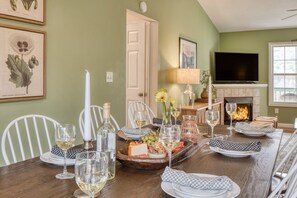 Dining - Spacious 5-bedroom house w Mountain Views! (Weaverville)