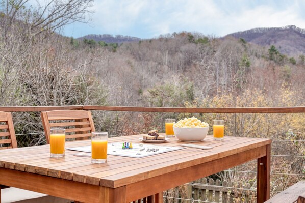 Outdoor dining - Spacious 5-bedroom house w Mountain Views! (Weaverville)