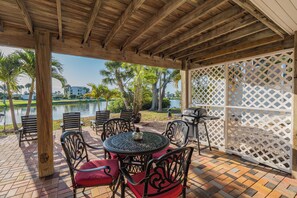 Outdoor dining - ☀️Lake Front - Short Walk to Beach🌴Endless Tides (Fort Meyers Beach)