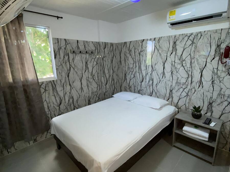 Chambre Double, salle de bains privée, vue cour intérieure