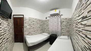 Habitación con 2 camas individuales | Tabla de planchar con plancha y wifi gratis