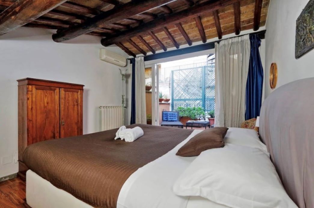 2 dormitorios, escritorio, tabla de planchar con plancha y cuna de viaje