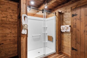 Shower, towels - Wears Valley*Family Friendly*Game Room (SEVIERVILLE)