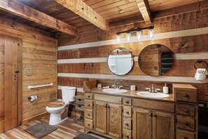 Shower, towels - Wears Valley*Family Friendly*Game Room (SEVIERVILLE)