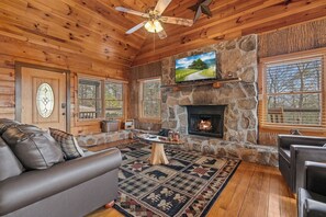 Smart TV, fireplace, video games - 1 Great Mountain View-3 Bed Cabin in Wears Valley (SEVIERVILLE)