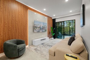 Smart TV, table football - 5BD/5BA Family Home with Pool & Game Room (Orlando)