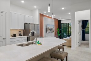 Fridge, microwave, oven, stovetop - 5BD/5BA Family Home with Pool & Game Room (Orlando)