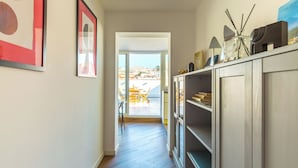 Appartement, 2 slaapkamers, uitzicht op zee, uitzicht op zee | Privékeuken | Een koelkast met diepvriezer, een microgolfoven, een oven, een kookplaat