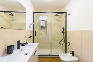 Apartment, 2 Schlafzimmer, Meerblick, Meerseite | Badezimmer