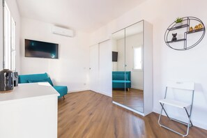 2 bedrooms, in-room safe, desk, laptop workspace - Poerio Rooftop Luxury Apartment (Naples)