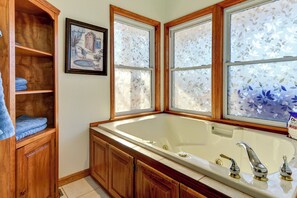 Shower, jetted tub, eco-friendly toiletries, hair dryer - Lakeside Ranch Cabin with OPTIONAL HOT TUB (Golden)