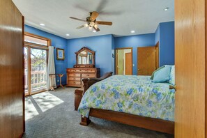 4 bedrooms, desk, iron/ironing board, free WiFi