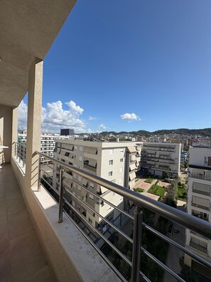 Apartamento superior, balcón | Balcón