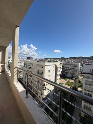 Apartamento superior, balcón | Balcón