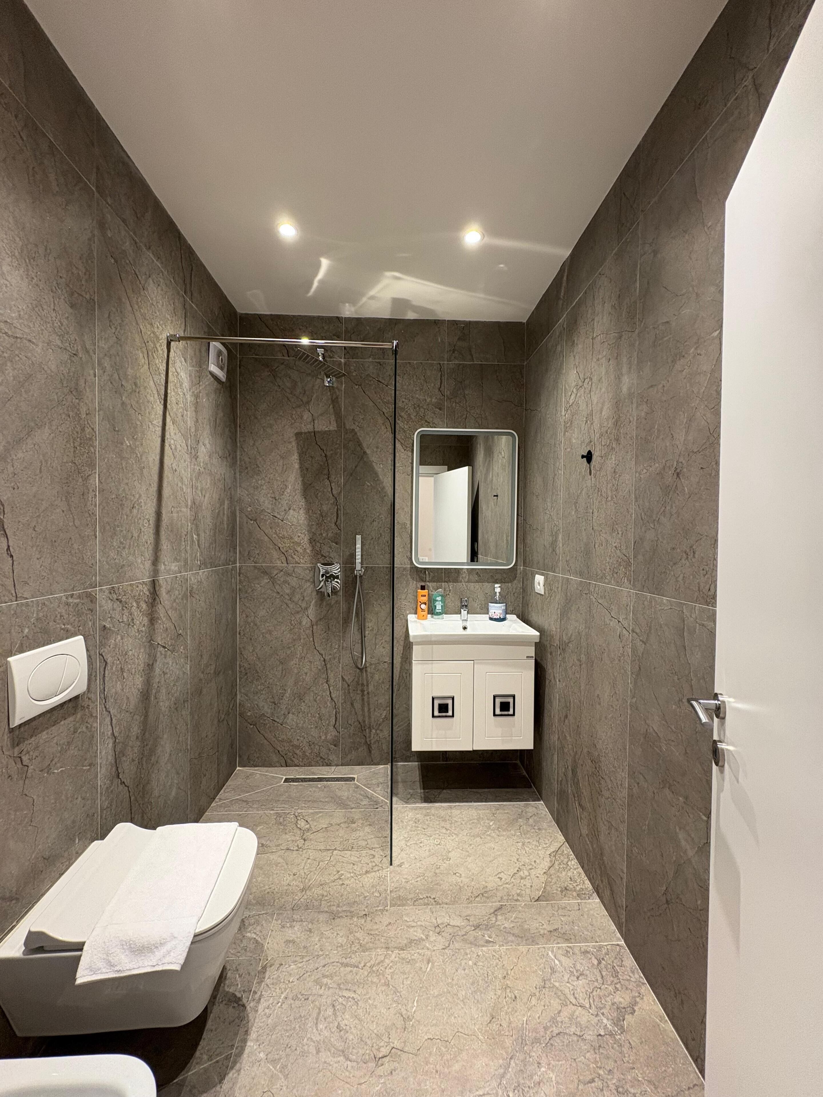 公寓 | 浴室 | 吹風機、拖鞋、毛巾、肥皂