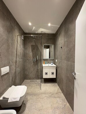Studio Apartment with Balcony | Bathroom | Hair dryer, slippers, towels, soap - Blue Boutique Apartments 2 (Tirana)