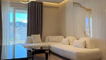 Superior Apartment, Balcony | Ruang tamu | 32 inci televisyen skrin rata dengan kabel