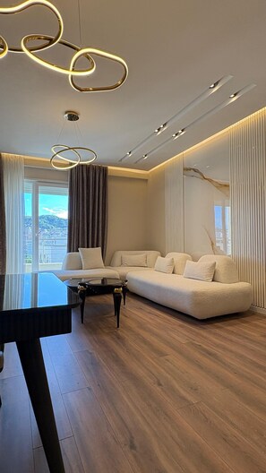 Apartament superior, balcó | Sala d'estar | Televisor de pantalla plana de 32 polzades amb canals per cable 