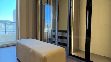 Superior Apartment, Balcony | Almari pakaian