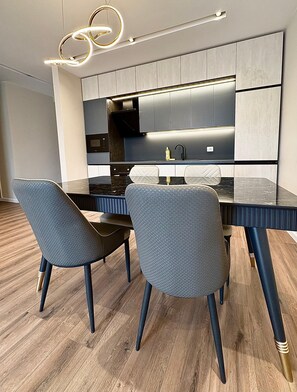 Apartamento superior, sacada | Área de estar | TV de tela plana 32 polegadas com canais a cabo
