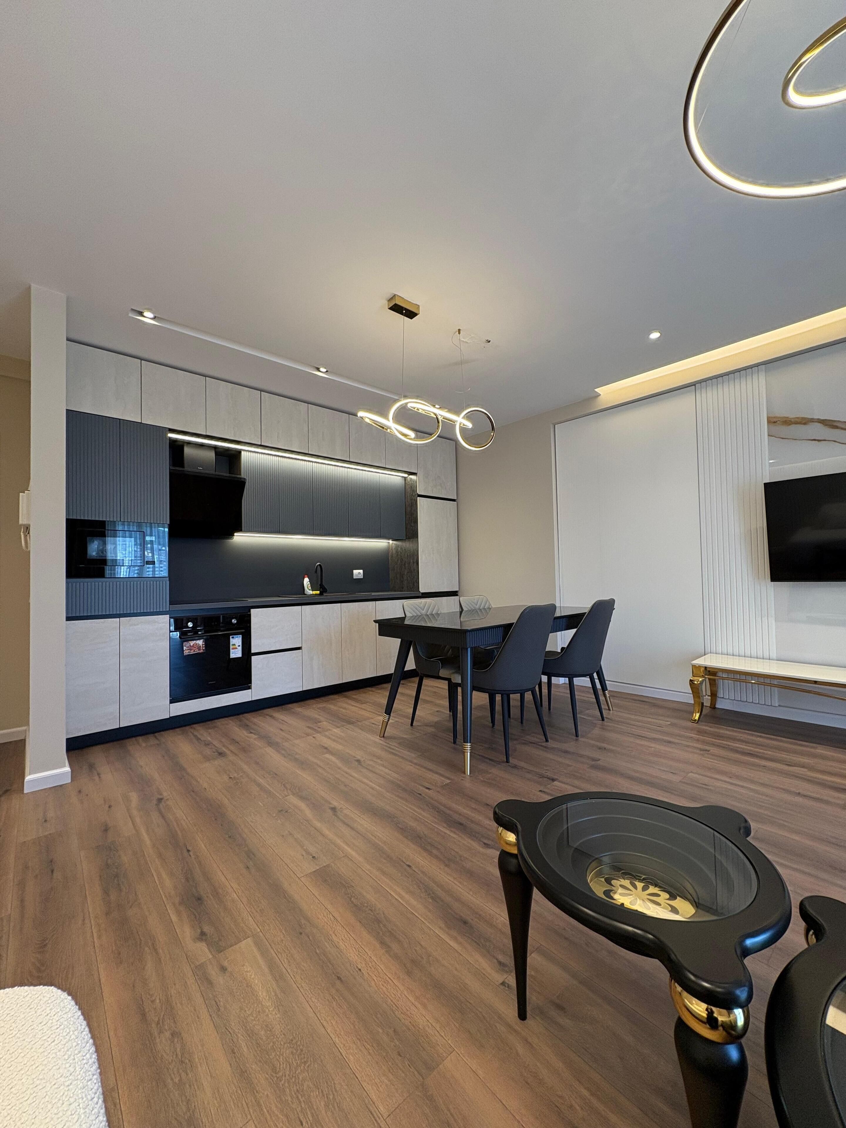 Apartamento superior, balcón | Zona de estar | Televisión de pantalla plana de 32 pulgadas con canales por cable