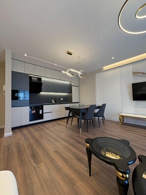 Superior-Apartment, Balkon | Wohnbereich | 32-Zoll-Flachbildfernseher mit Kabelempfang