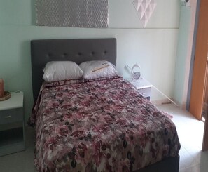 1 chambre, fer et planche à repasser, Wi-Fi, literie fournie