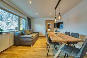 Classic Apartment, 2 Bedrooms, Non Smoking, Balcony | Living area | 55-inch flat-screen TV with cable channels - Apartment Eastside Top 8 (Saalbach-Hinterglemm)