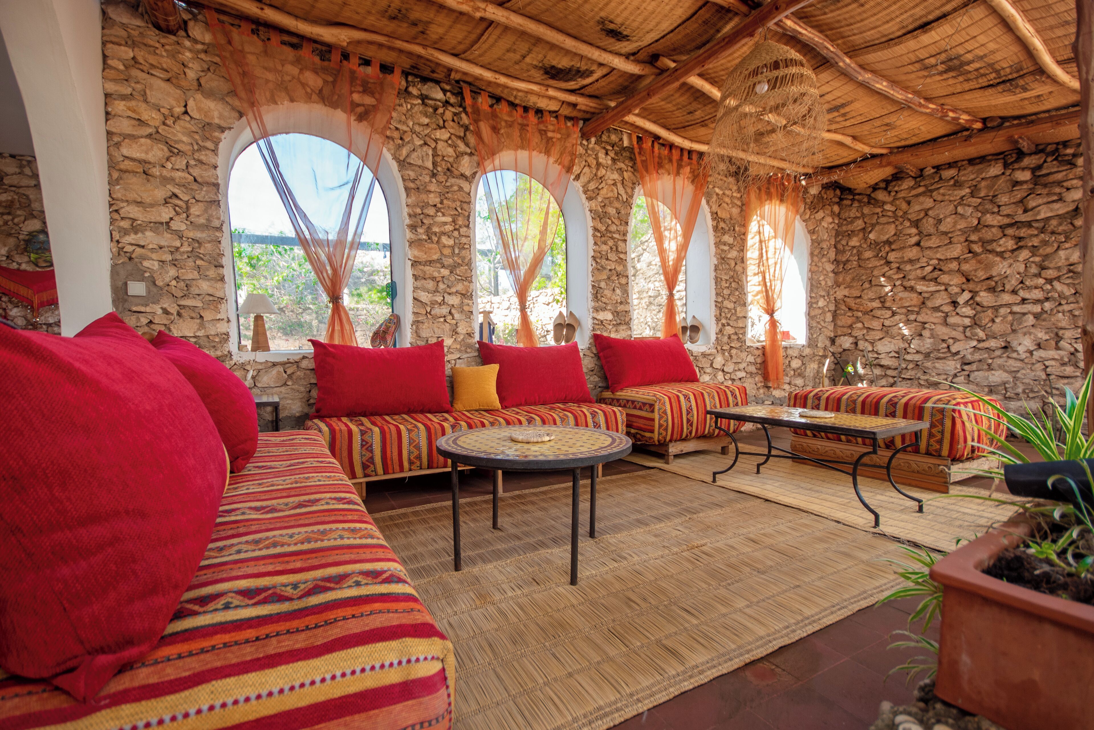 TV connectée, cheminée, lecteur de DVD, livres