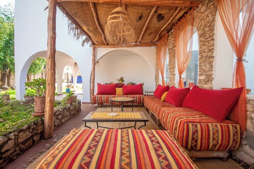 Spacious, comfortable air-conditioned villa for 8 people with swimming pool and private parking lot