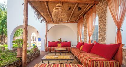 Spacious, comfortable air-conditioned villa for 8 people with swimming pool and private parking lot