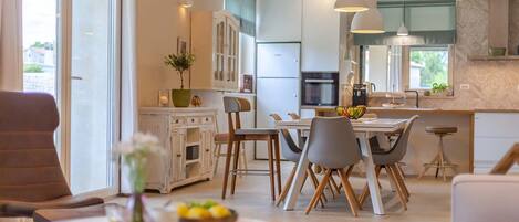 Kühlschrank, Mikrowelle, Ofen, Geschirrspüler