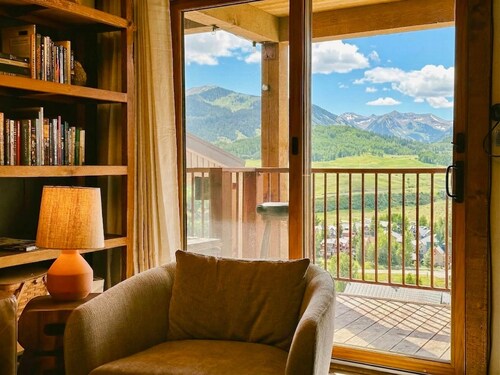 Trailside 3BR Top-Floor Views and Sauna