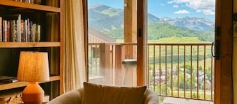 Trailside 3BR Top-Floor Views and Sauna