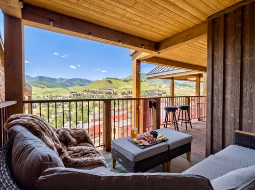 3BD • Located At Trailhead • Mountain Views