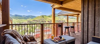 3BD • Located At Trailhead • Mountain Views