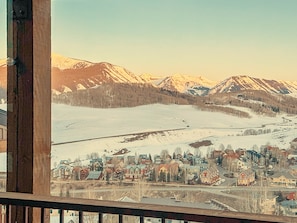 A residential area with houses and a mountain range in the background. - Mountain Views, 3BR, HotTub & Ski Access (Crested Butte)