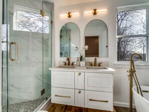 تجهيزات دش، مجففات شعر، مناشف، صابون